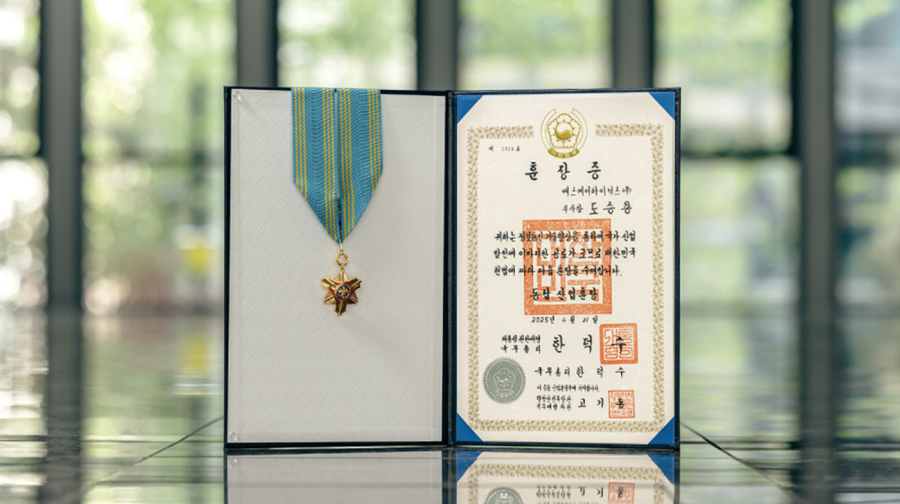 The Bronze Tower Order of Industrial Service Merit awarded to Doh