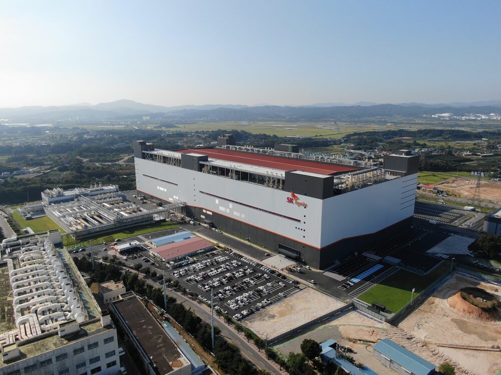 SK hynix Starts Mass Production of World’s First 321-High NAND https://d36ae2cxtn9mcr.cloudfront.net/wp-content/uploads/2025/02/10152723/SK-hynix-Acquires-TISAX-Certification-for-the-First-Time-in-the-Memory-Industry1.jpg