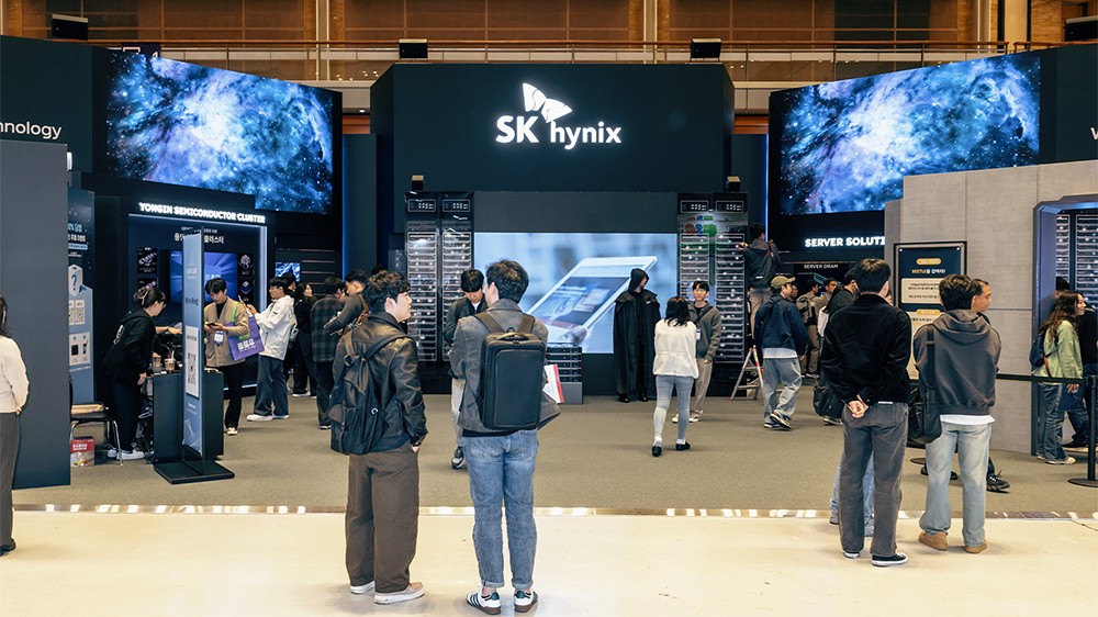 Visitors to SK hynix’s exhibition explore the company’s advanced products