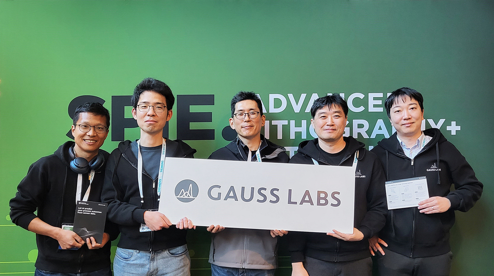 Gauss Labs CEO Mike Kim(center) poses with his colleagues Gauss Labs CEO Mike Kim(center) poses with his colleagues