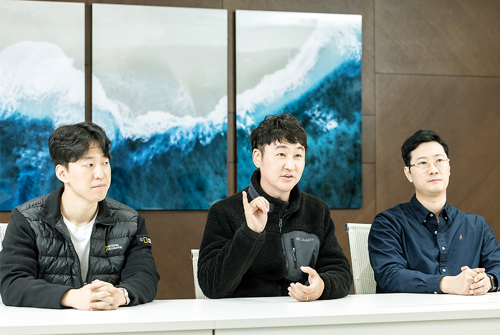 Jaewon Jo (center) elaborates ></p>
<p class=