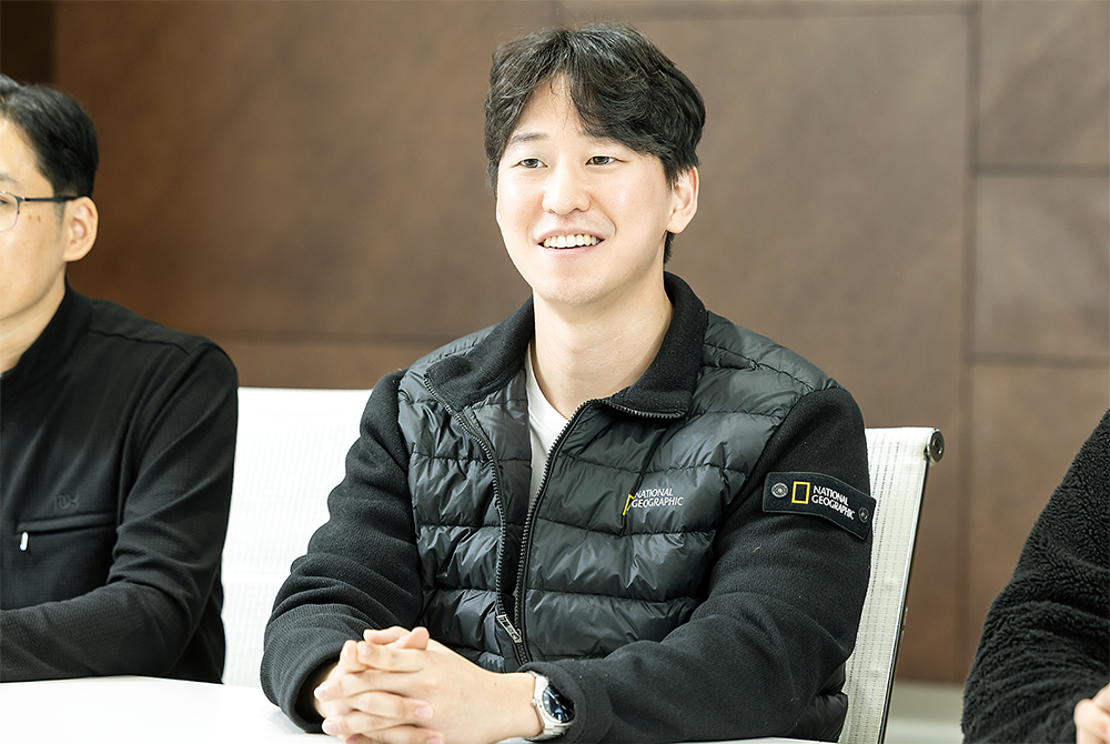 Juncheol Lee explains the specifications of a recycled pad