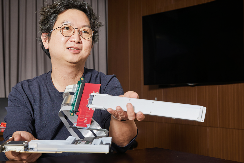 Team Leader Woosuk Chung points out the strong features of KV-CSD