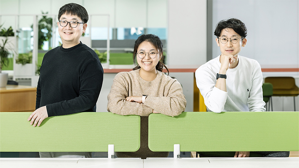 (From left) RTC Future Memory Research team members Wontae Koo, Yulim Son, and Jaegil Lee