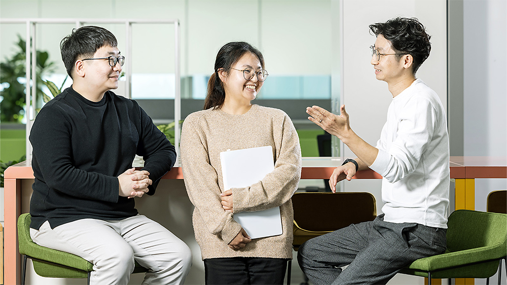 The interviewees share their thoughts ></p>
<p class=