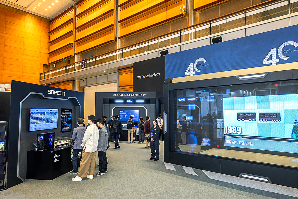 Visitors at SK hynix’s booth discovering the company's technologies and products Visitors at SK hynix’s booth discovering the company's technologies and products