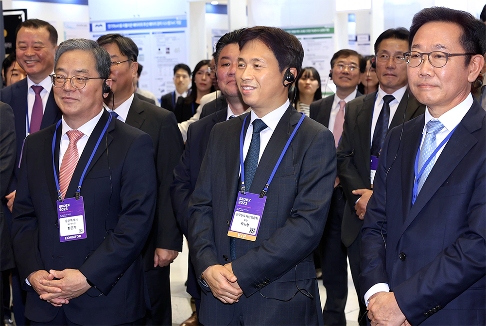 SK hynix’s President and CEO Kwak Noh-Jung (front, center) visits the company’s booth during SEDEX 2023 SK hynix’s President and CEO Kwak Noh-Jung (front, center) visits the company’s booth during SEDEX 2023