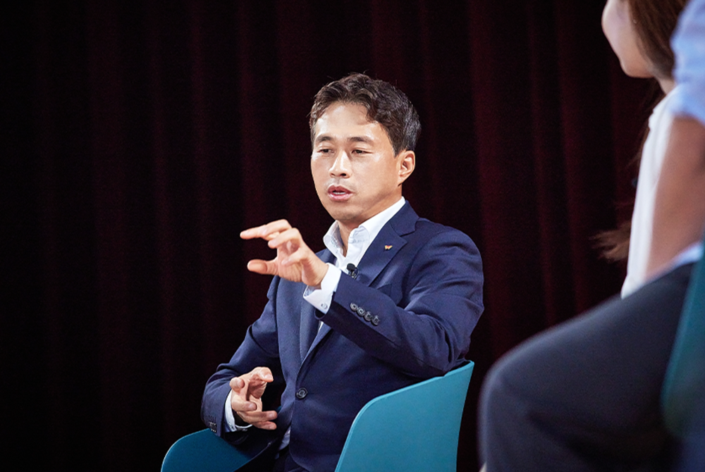 Kwak talks to employees about the company's facilities in Icheon, Cheongju and Yongin